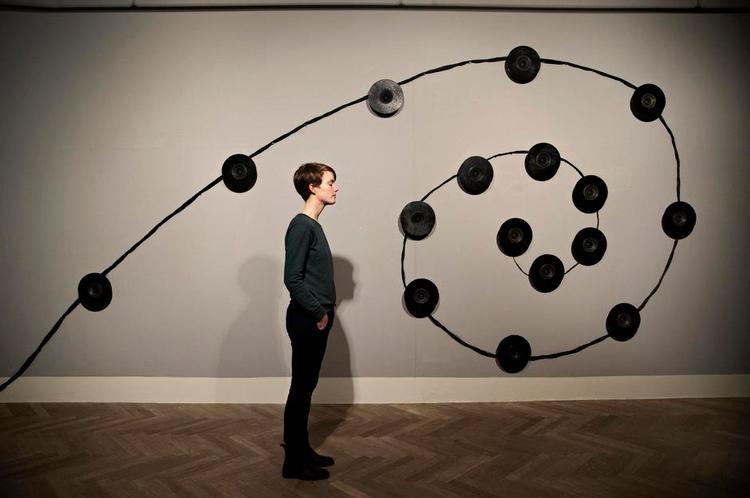 Høresnegl. 'Labyrinthitis' fra 2007 (tv.) består af højttalere, der snor sig som en høresnegl. Når højttalerne afspiller to rene toner i et bestemt interval, svarer øret igen ved selv at skabe en tone, der blander sig med de øvrige. Det kan være en ganske øredøvende oplevelse. 