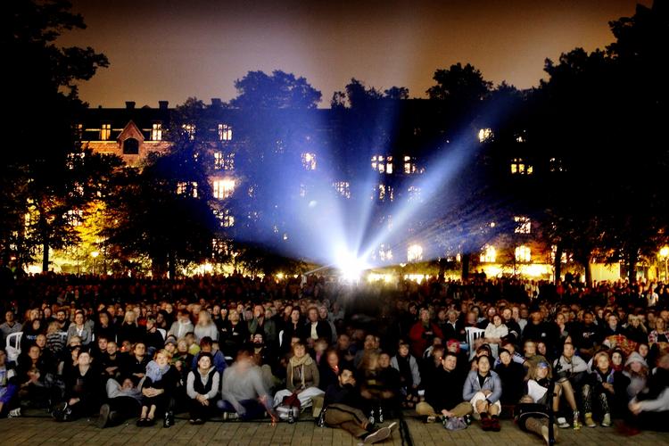 Blågården. Det er ikke første gang, at Blågårds Plads lægger hus til spændende arrangementer. Her ses en filmvisning tilbage i 2006. 