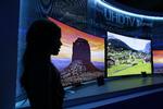 Teknologi. Samsung er det mest solgte tv-mærke i verden. I januar viste elektronikgiganten de nyeste modeller frem på en messe i Las Vegas (arkivoto) 