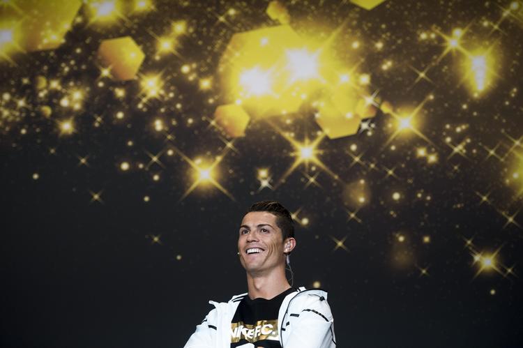 Populær. Christiano Ronaldo bliver fulgt af svimlende 140 millioner mennesker på Facebook og Twitter. 