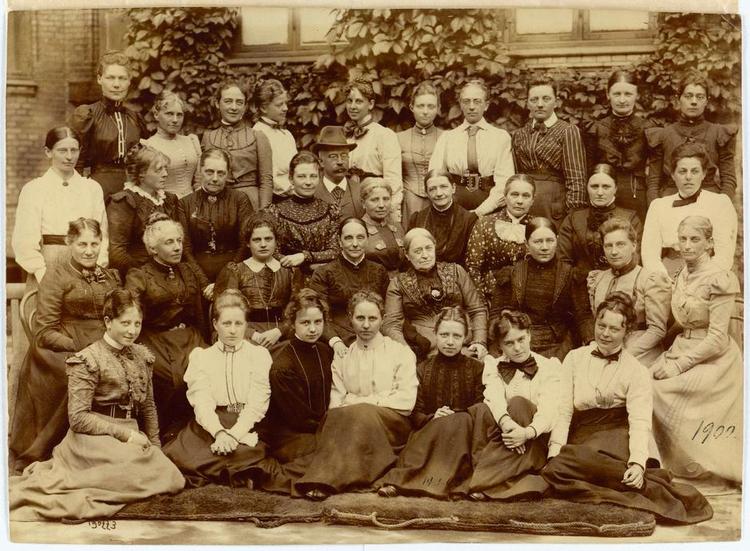 Zahle. Dette er ikke biografipolitiet, dette er Natalie Zahle omgivet af sit personale, da hun år 1900 fratrådte som leder af den skole, hun grundlagde. Birgitte Possing forsvarede i 1992 sin disputats om Zahle. 