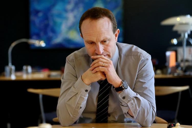 Afvist. »Det er min overbevisning, at man skubber mere i den rigtige retning ved det her end ved at mødes med ham og stå udenfor med en megafon og råbe«, siger Martin Lidegaard. 