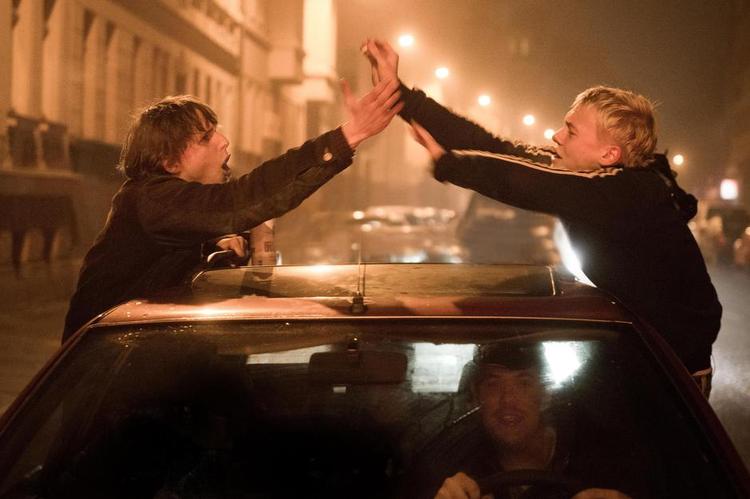 Konger. Danni og Rico kører i ring i gaderne i Leipzig som kongerne af det rå anarki i 'Als wit träumten'. 