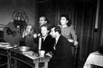Levende. I knap et århundrede har dramatikken været en institution i dansk radio. Her i 1947, hvor John Price, Ingeborg Brams og Knud Heglund (råbende) optager flankeret af Astrid og Bjarne Henning-Jensen. 