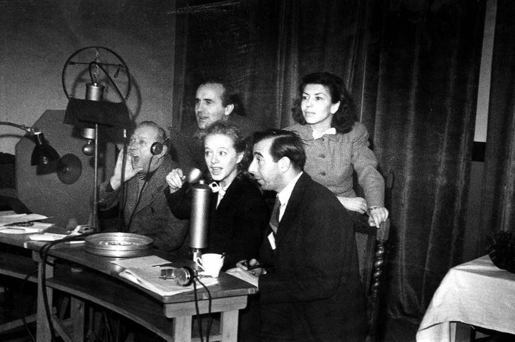Levende. I knap et århundrede har dramatikken været en institution i dansk radio. Her i 1947, hvor John Price, Ingeborg Brams og Knud Heglund (råbende) optager flankeret af Astrid og Bjarne Henning-Jensen. 
