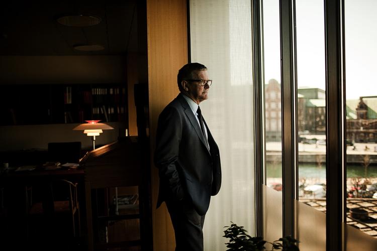 Kronekrig. Nationalbankdirektør Lars Rohdes rentevåben virker ikke - spekulanter fortsætter med at presse kronen op i kurs. 