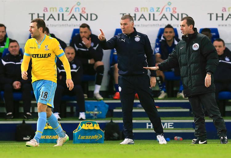 FRIKENDT. Leicester-manager Nigel Pearson (midt) forsøgte efter episoden med James McArthur (tv.) at nedtone optrinnet. I går lod det engelske fodboldforbund Pearson slippe uden straf. 