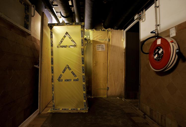 Sundhedsfare. Flere ældre bygninger er opført med asbest, der er sundhedsskadeligt og meget besværligt at fjerne. Her er det en asbestsluse under renovering af Gentofte Hospital. 