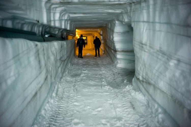 Fryser. Gletsjeren Langjökull er blevet udboret og skal dels bruges som turistattraktion og dels studie for videnskabsfolk. 