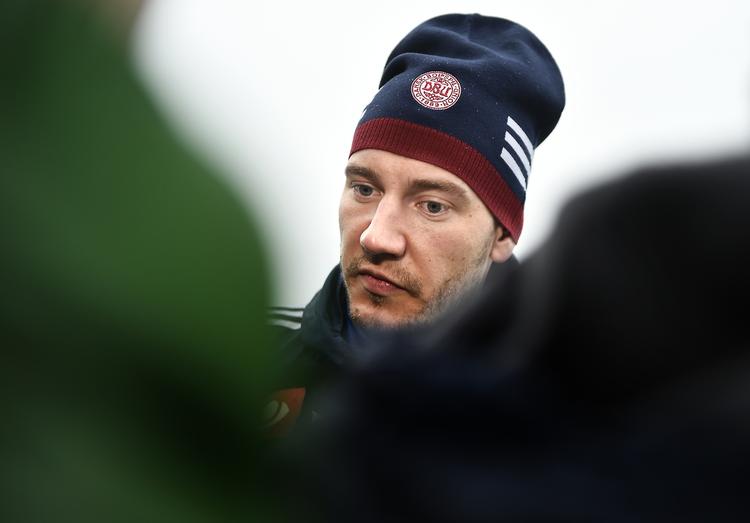 BÆNKEN. Nicklas Bendtner får ikke så meget spilletid i Wolfsburg, som han ville få i FCK - men pengene er noget større. 