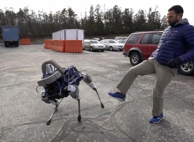 UMENNESKELIGT. Googles og Boston Dynamics nye robothund, Spot, kan tåle at man sparker til den. Den finder hurtigt balancen igen. 