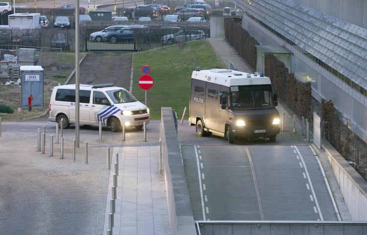 Sikkerhed. De tiltalte i den store sag mod gruppen Sharia4Belgium ankommer i dag til retsalen i Antwerpen i Belgien. Lederen er blevet idømt 12 års fængsel. 