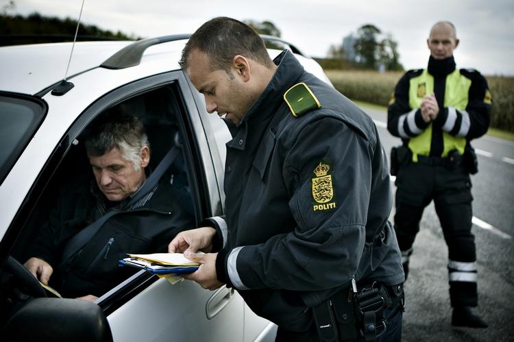 Bøde. Nu kan EU-borgere uden for Norden blive idømt bøde i Danmark, og danskere kan blive dømt for trafikforseelser i andre EU-lande. 