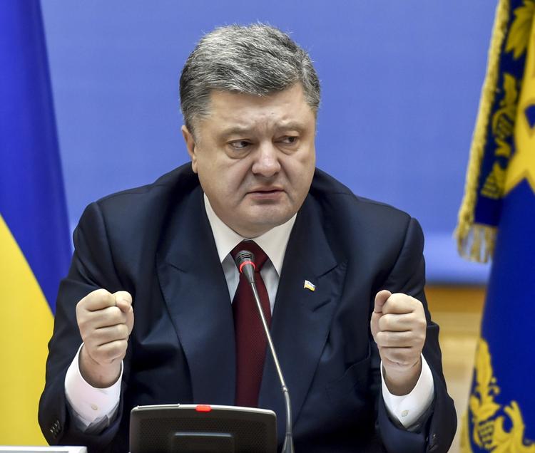 Undtagelsestilstand. Ifølge den ukrainske præsident Petro Porosjenko står valget ved aftenens forhandlinger mellem en betingelsesløs våbenhvile eller undtagelsestilstand i Ukraine. 