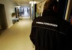 Mobiltelefoner. Både EL og SF mener, at indsatte i lukkede fængsler bør kunne have adgang til mobiltelefoner i deres celler, når de afsoner. 