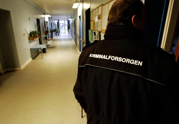 Mobiltelefoner. Både EL og SF mener, at indsatte i lukkede fængsler bør kunne have adgang til mobiltelefoner i deres celler, når de afsoner. 