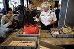 FORVIRRING. Regler for væske, computere, sko, jakker osv. har givet masser af bøvl i sikkerhedskontrollerne i de danske lufthavne. (Arkivfoto) 