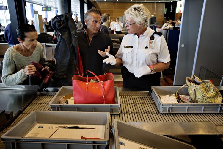 FORVIRRING. Regler for væske, computere, sko, jakker osv. har givet masser af bøvl i sikkerhedskontrollerne i de danske lufthavne. (Arkivfoto) 