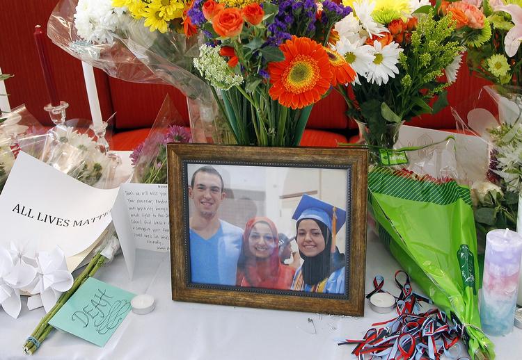 Drab. Der blev tidligere spekuleret i, om motivet bag tredobbelt drab på muslimer i USA var religion, men det afvises nu. Parkeringsstrid mellem naboer angives som motiv. 