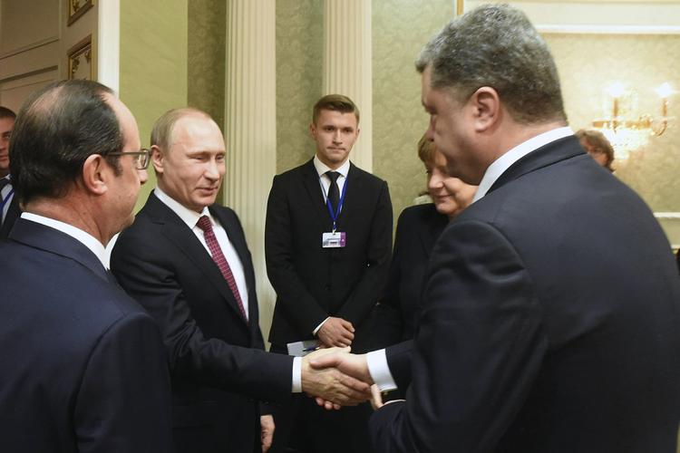 Håndtryk. Hvideruslands præsident Petro Porosejnko og Ruslands præsident Vladimir Putin, der er beskyldt for at støtte pro-russiske separatister i Ukraine, hilste pænt på hinanden inden mødet. 