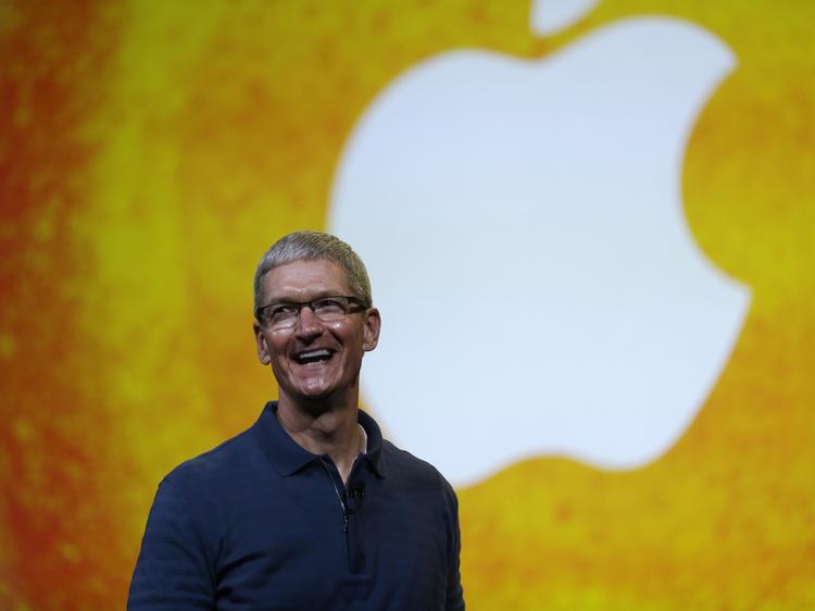 Dollargrin. Apples direktør har rigeligt at grine over. Nu har virksomheden rundet endnu en milepæl med en markedsværdi på ufattelige $700.000.000.000. 