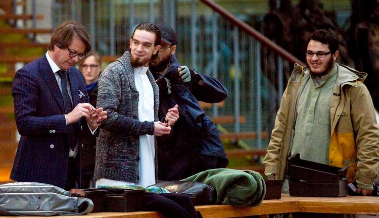 terrordom. En af de tiltalte syrienskrigere, Michael 'Younes' Dele fortrie (nr. 2 fra venstre), var i fint humør, da han ankom til retten i Antwerpen. Men han og shariaprædikanten Fouad Belkacem tabte retssagen. 
