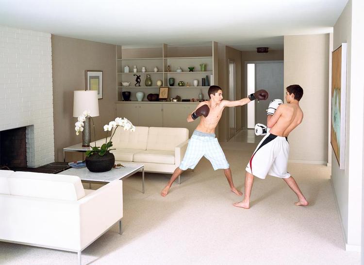 opstilling. Den canadiske fotograf Jeff Wall iscenesætter sine billeder, så de på en gang fremstår virkelige og lettere uvirkelige. Her 'Boxing' fra 2011. Foto: Jeff Wall/Louisiana 