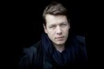 Prisvinder. Fotograf Mads Nissen vinder prisen for årets pressefoto ved World Press Photo. Billedet forestiller Jonathan Jacques Louis på 21 år og Alexander Semyonov på 25, der lever som homoseksuelle i Putins Rusland. 