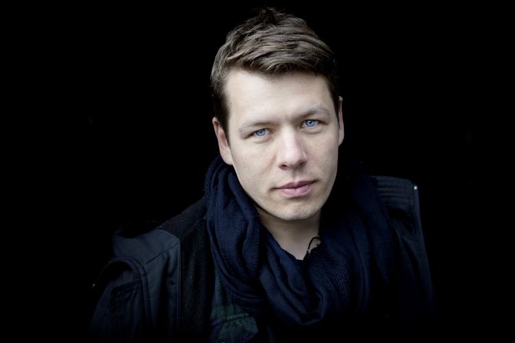 Prisvinder. Fotograf Mads Nissen vinder prisen for årets pressefoto ved World Press Photo. Billedet forestiller Jonathan Jacques Louis på 21 år og Alexander Semyonov på 25, der lever som homoseksuelle i Putins Rusland. 