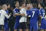 USTRAFFET. Dette halsgreb på James McCarthy fik i første omgang ingen konsekvenser for Branislav Ibranovic, men nu kigger FA på sagen. 