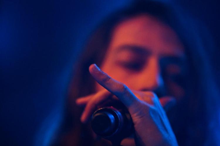 Unik. Adam Bainbridge liger noget fra et Ramons-overskudslager - men funken, den har han. 