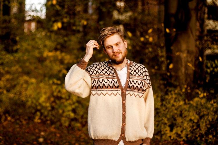 Ulv. Da David Veje Blomqvist var på barsel, brugte han noget af tiden på at læse Eik Skaløes digte og breve og blev så betaget, at han begyndte at digte videre på dem. Og nu har han sat musik til. 