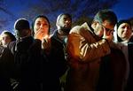 Sorg. Tre unge muslimer, et ægtepar på 23 og 21 år og kvindens 19-årige søster er blevet skudt i North Carolina. Til højre ses mandens far til en mindehøjtidelighed i går. Han kræver, at gerningsmanden får dødsstraf. 