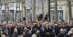 Sammenhold. EU's ledere er blevet enige om en terrorpakke, som indfører mere kontrol med grænserne. Det takker den franske præsident kollegerne for. Her går de sammen i fredsmarch efter angrebet på Charlie Hebdo. 