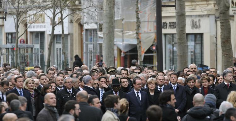 Sammenhold. EU's ledere er blevet enige om en terrorpakke, som indfører mere kontrol med grænserne. Det takker den franske præsident kollegerne for. Her går de sammen i fredsmarch efter angrebet på Charlie Hebdo. 