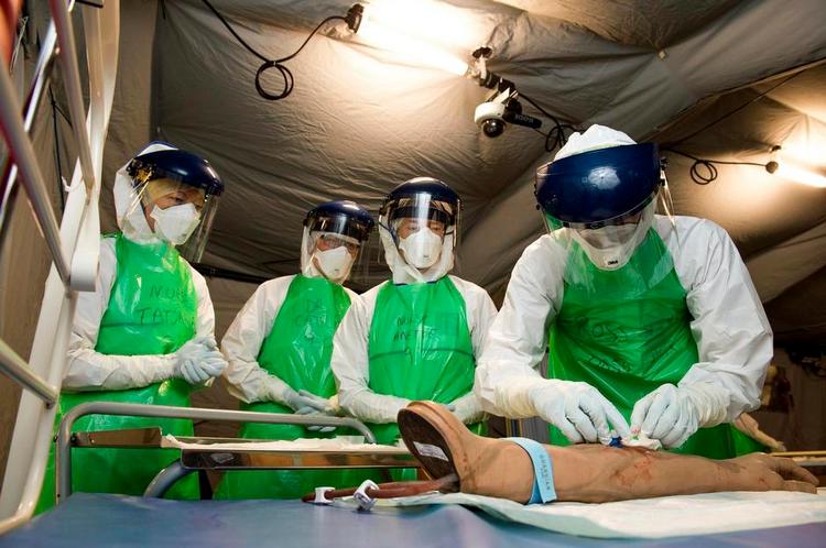 Sundhedstjeneste. Personale fra forsvarets sundhedstjeneste på kursus i York i England før udsendelsen til Sierra Leone. Nu skal hele tjenesten starte forfra. 