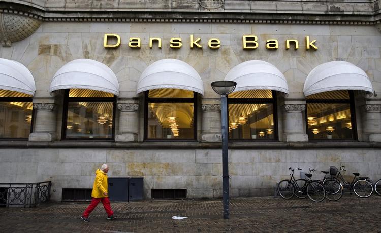 Negativrente. Danske Bank indfører fra på mandag negativ rente til de 4 procent rigeste erhvervskunder. De skal nu betale for at have penge stående i banken. 
