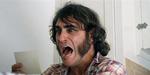 Vice-city. Joaquin Phoenix spiller en excentrisk, barfodet, coke-sniffende efterforsker i Inherent Vice. 