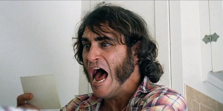 Vice-city. Joaquin Phoenix spiller en excentrisk, barfodet, coke-sniffende efterforsker i Inherent Vice. 