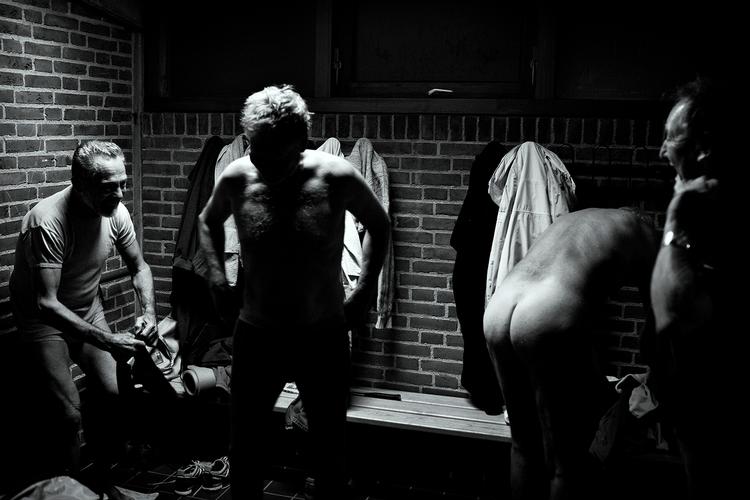 frisk. Både mænd og kvinder bliver ældre og ældre. Kvinderne bliver allerældst. 