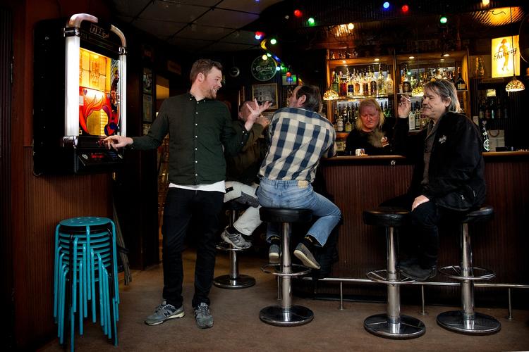 Valby. Patric Dorgan hænger ud på værtshuset  Nanok i Valby. 