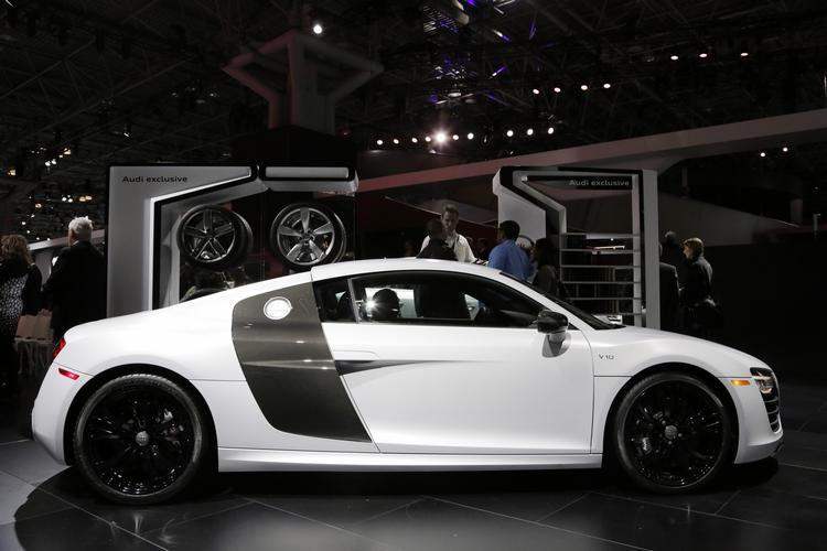 genvej. En Audi R8 er uopnåelig for de fleste. Et nyt leasingprogram kan fordele udgiften til bilen på op til fem personer. 