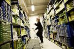 Deltid. Esben Brinck-Truelsen står i dag i lære som lager- og logistikoperatør hos Aktieselskabet Carl Christensen i Aarhus. Han håber, at det er vejen til et job, for han er træt af at springe mellem deltidsstillinger. 