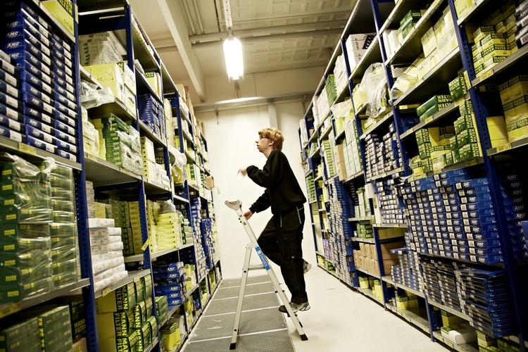 Deltid. Esben Brinck-Truelsen står i dag i lære som lager- og logistikoperatør hos Aktieselskabet Carl Christensen i Aarhus. Han håber, at det er vejen til et job, for han er træt af at springe mellem deltidsstillinger. 