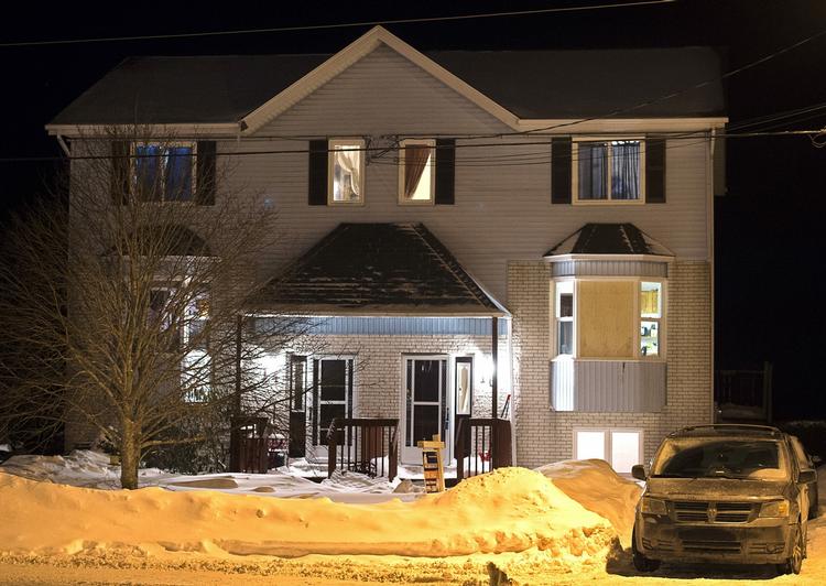 Skyderi. I dette hus har canadisk politi fundet en død 19-årig mand. Han mistænkes for at have været en del af et planlagt angreb mod et storcenter i byen Halifax. Tre andre personer er anholdt i sagen om angrebet, der menes at skulle have været udført i dag på valentinsdag. 