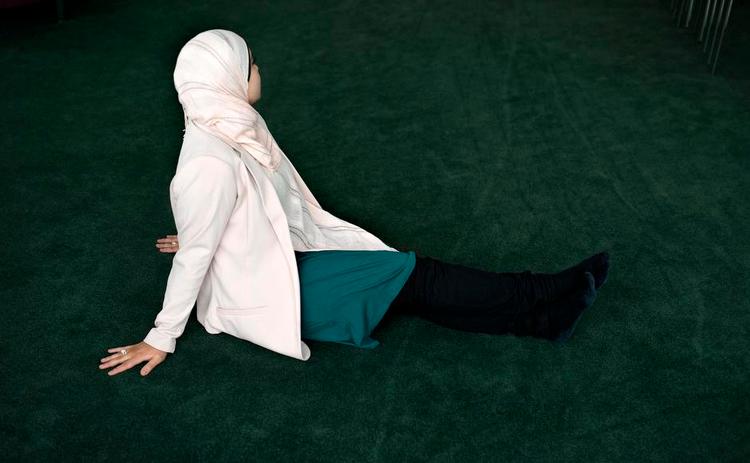 Udvikling. For et år siden kunne vi ikke have haft den her samtale, siger 22-årige Flora. Nu er hun ligeglad, nu siger hun fra over for fundamentalistiske muslimer. 