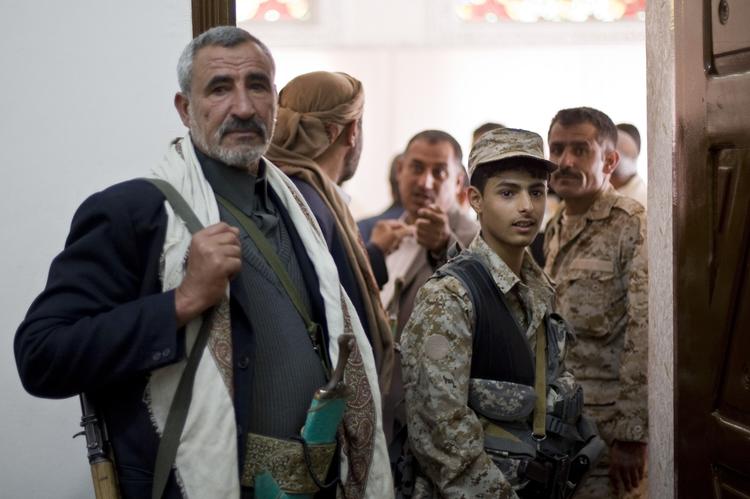 Yemen. Houthier bevogter indgangen til Yemens parlament, som de har overtaget kontrollen med. Billedet er taget i går, hvor houthierne for første gang siden magtovertagelsen skulle mødes med deres politiske modstandere. 