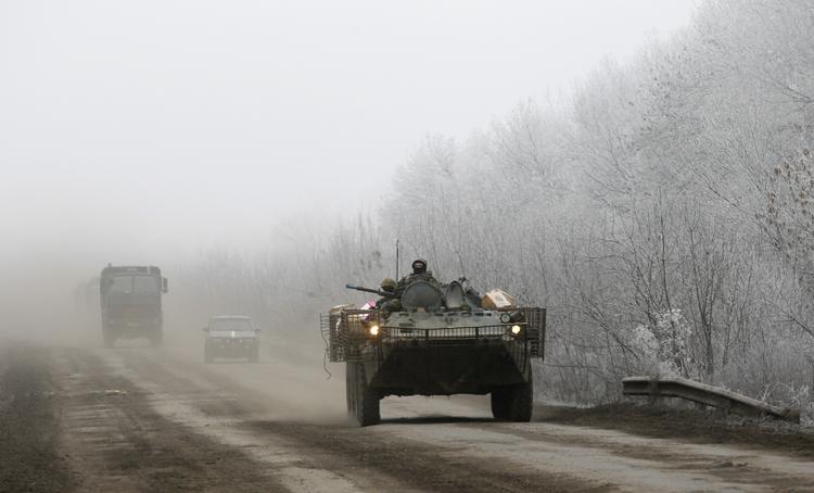 Ukraine. Intensiverede kampe, især omkring byen Debaltseve, sætter våbenhvilen, der træder i kraft i aften, i fare, mener Ukraines præsident. 