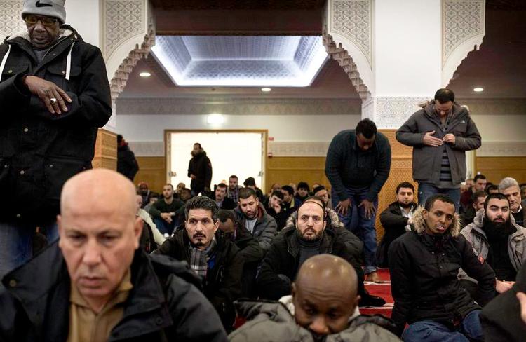 bøn. Moskeen lægger vægt på at respektere og være en del af det danske samfund. 