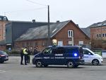 Politiet har afspærret et stort område omkring Krudthuset på Østerbro. Samtidig efterlyser politiet en mørk Polo, som man mener, at gerningsmændene er flygtet i. 
